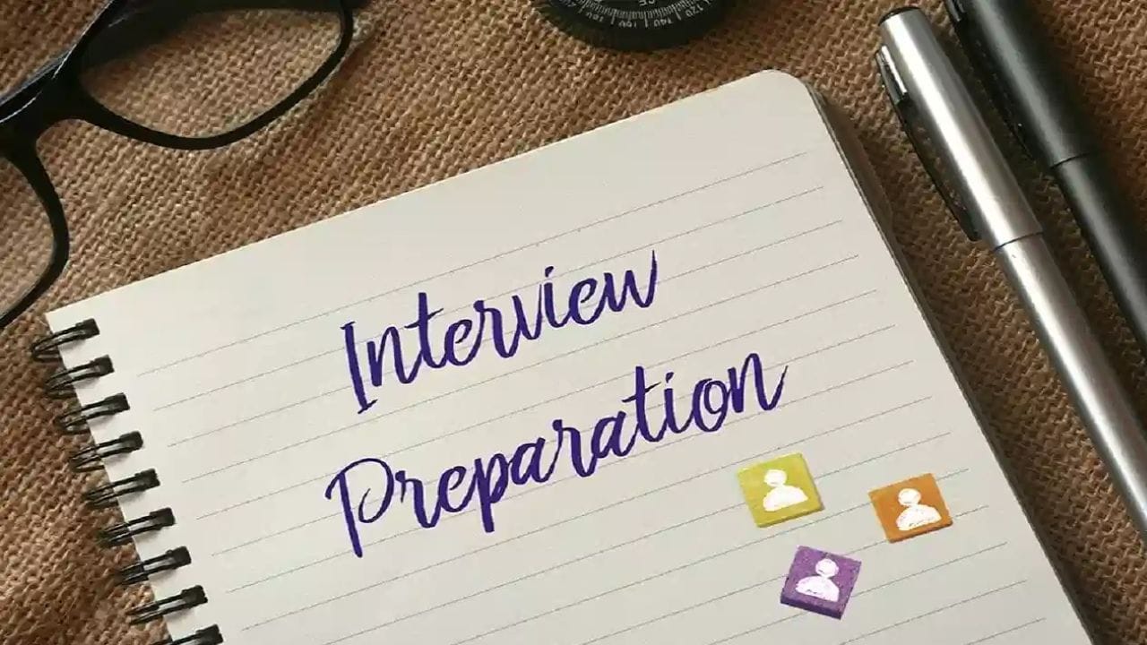 आम्ही तुम्हाला का हायर करावे? - हा प्रश्न तुमची युनिक क्वालिफिकेशन्स आणि कंपनीला कसा फायदा होईल ते तपासतो. उदाहरण: माझे टेक्निकल स्किल्स आणि टीमवर्कचे कॉम्बिनेशन ही भूमिका परफेक्ट बनवते. मागील जॉब्समध्ये मी चांगले रिझल्ट्स दिले आहेत आणि कंपनीच्या ग्रोथमध्ये योगदान देईन.