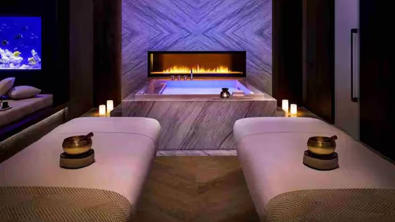 रॉयल मॅन्शन अटलांटिस ही द रॉयलचा एक भाग आहे, ज्याची मालकी केर्झनर इंटरनॅशनलकडे आहे. जी अटलांटिस वन अँड ओन्ली, सिरो आणि रेअर फाइंड्स यांसारखे ब्रँड चालवते. हे त्यांच्या आलिशान हॉटेल्स, खाजगी घरं आणि रिसॉर्टसाठी ओळखले जातात.