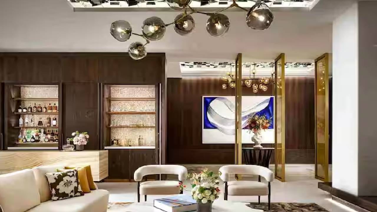 या सुइटची किंमत त्याच्या आलिशान सुविधा, प्रायव्हसी आणि दुबईच्या नेत्रदीपक दृश्यांवरून ठरवण्यात आली आहे. याठिकाणी वैयक्तिक प्रशिक्षक, मसाज रुम आणि बटलर सेवादेखील उपलब्ध आहेत.