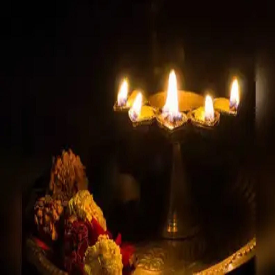 दुपारी 12 ते 4 या वेळेत कधीही कोणत्याही प्रकारची पूजा करू नये. असे केल्याने कोणतेही फलदायी परिणाम मिळत नाहीत. शिवाय, दुपारची ही वेळ देवाच्या विश्रांतीची मानली जाते.