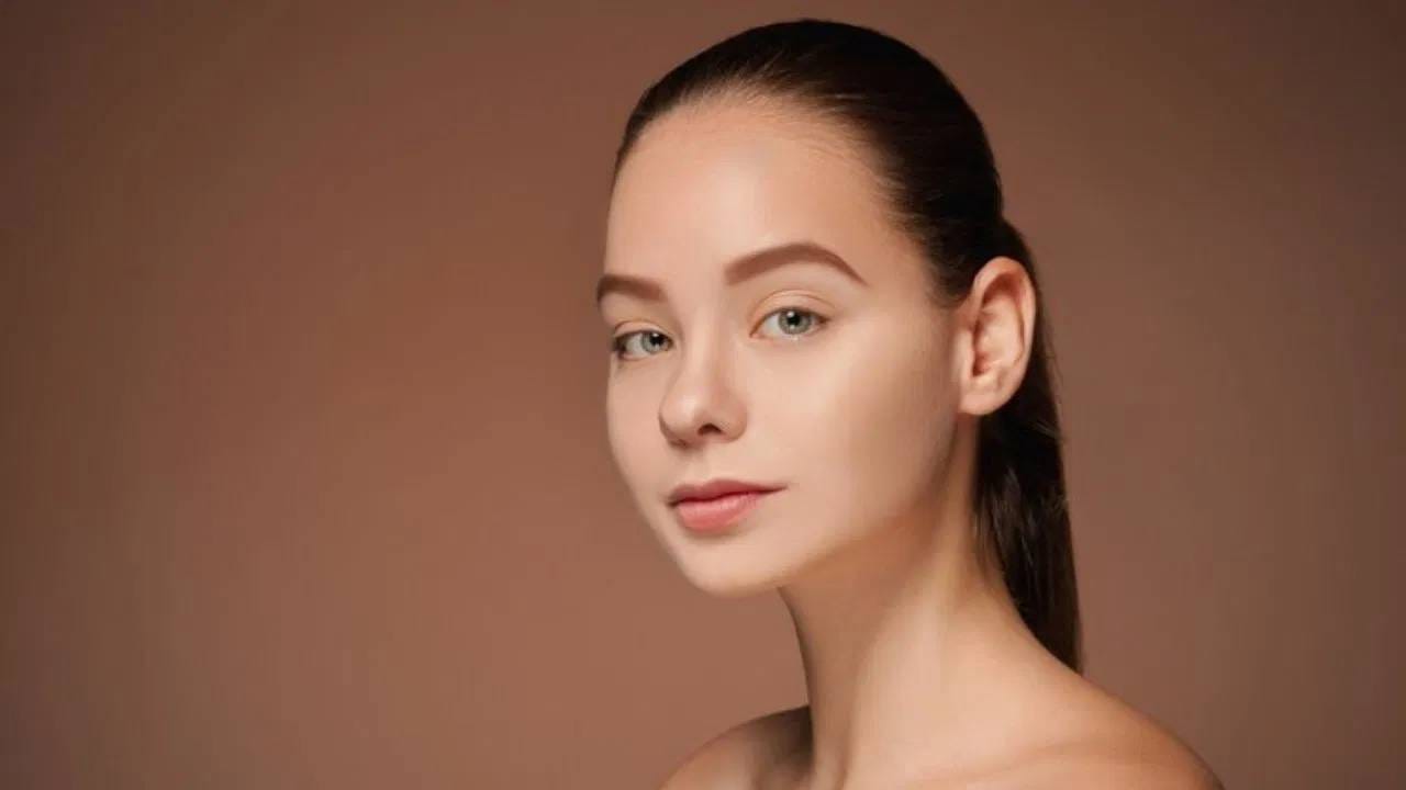 दिवसातून अडीच ते तीन लीटर पाणी दररोज प्या. यामुळे चेहऱ्यावरील सर्व सुरकुत्या दूर होण्यास मदत होईल. शिवाय चेहऱ्यावरील तेज वाढण्यास मदत होईल. 