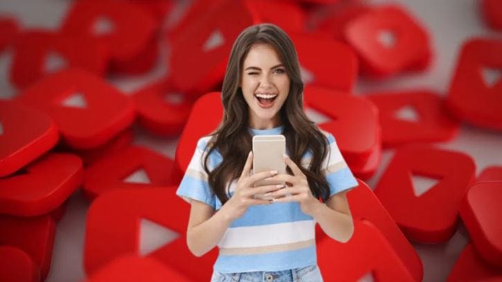 सबस्क्रायबर्सचा एक निश्चित टप्पा पार केला की युट्यूबकडून क्रिएटर्सना वेगवेगळे प्ले बटन दिले जातात. हा एका प्रकारचा पुरस्कारच आहे. एक लाख सबस्क्रायबर्स पूर्ण झाले की यूट्ब सिल्व्हर बटन देते. त्यानंतर 10 लाख सबस्क्रायबर्स पूर्ण झाल्यास यूट्यूबकडून गोल्डन प्ले बटन दिले जाते.