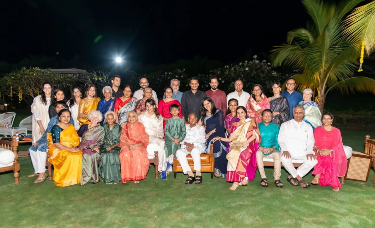 राष्ट्रवादी काँग्रेस शरद पवार गटाचे युवा नेते युगेंद्र पवार आणि तनिष्का कुलकर्णी यांचा शाही विवाह सोहळा नुकताच मुंबईतील वांद्रे-कुर्ला संकुलातील जिओ सेंटर येथे मोठ्या थाटामाटात पार पडला. या लग्नसोहळ्यात संपूर्ण पवार कुटुंब एकत्र पाहाय़ला मिळाले.