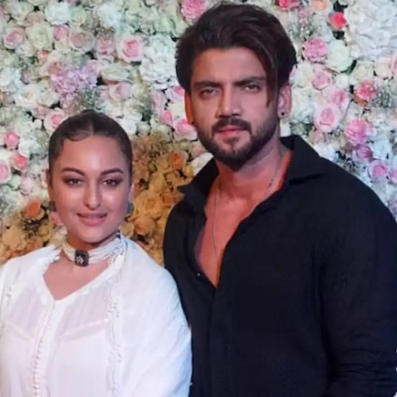 या सगळ्यानंतर सोनाक्षीचं नाव अभिनेता झहीर इक्बालशी जोडलं गेलं. जवळपास सात वर्ष एकमेकांना डेट केल्यानंतर दोघांनी लग्न करण्याचा निर्णय घेतला. आज दोघे आनंदी वैवाहिक आयुष्य जगत आहेत.