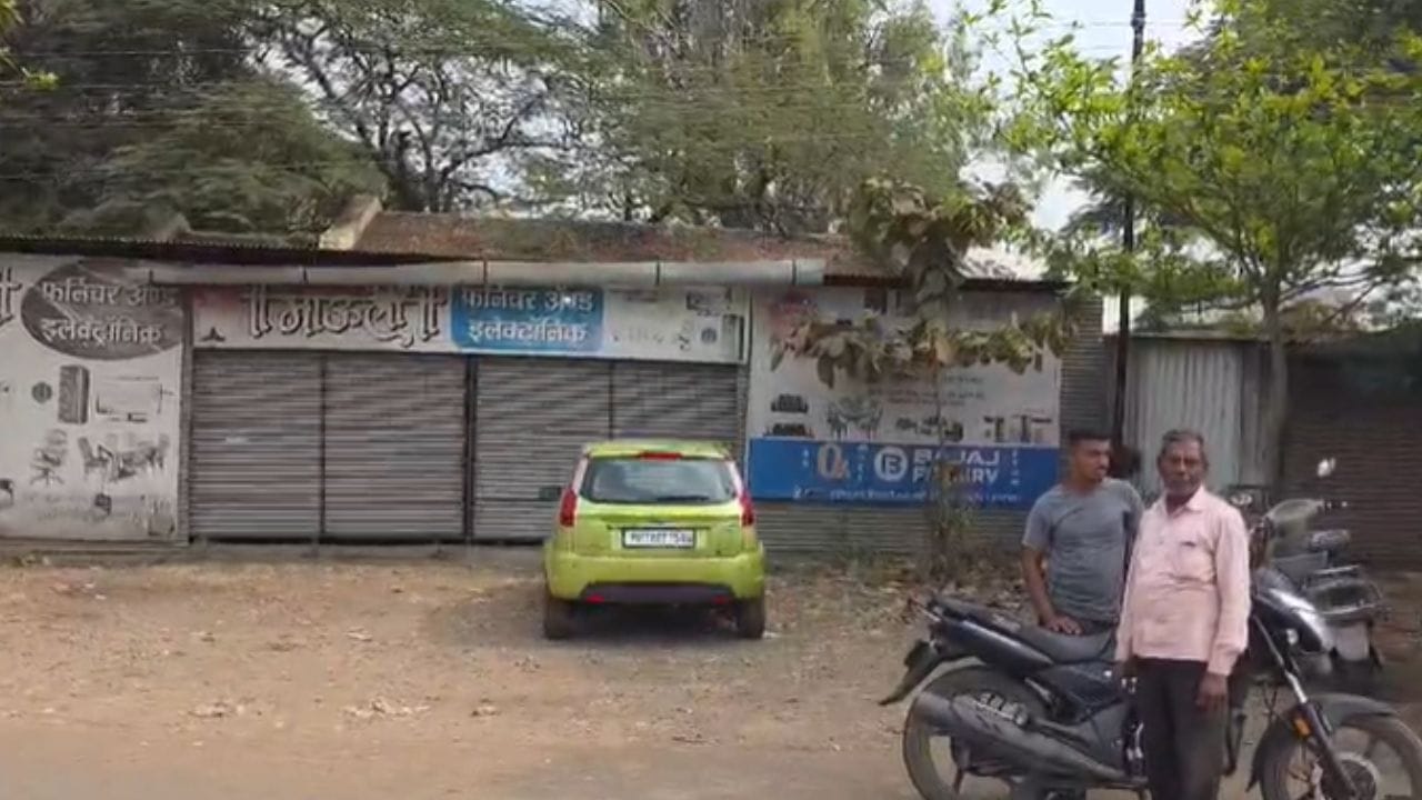 दरम्यान अजित पवार यांच्या निधनामुळे संपूर्ण महाराष्ट्रात शोककळा पसरली आहे, बारामतीमध्ये कार्यकर्त्यांनी मोठी गर्दी केली असून, त्यांच्या डोळ्यामध्ये पाणी आहे, आपल्या नेत्याला शेवटचा निरोप देण्यासाठी कार्यकर्ते बारामतीमध्ये दाखल झाले आहेत.