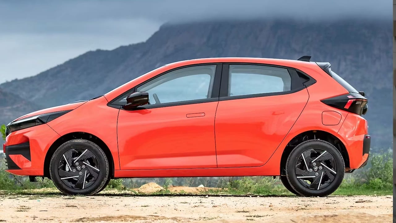 टाटा अल्ट्रोज डिझेल कारची किंमत 8.09 लाख रुपयांपासून आहे. यामध्ये स्मार्ट, प्युअर, क्रिएटिव्ह फीचर्स देखील देण्यात आले आहेत.