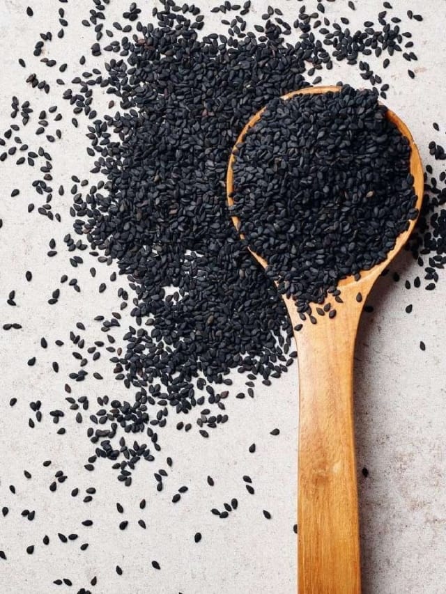 थंडीत काळ्या तिळासोबत हा एक पदार्थ खा, मिळतील खुप सारे फायदे