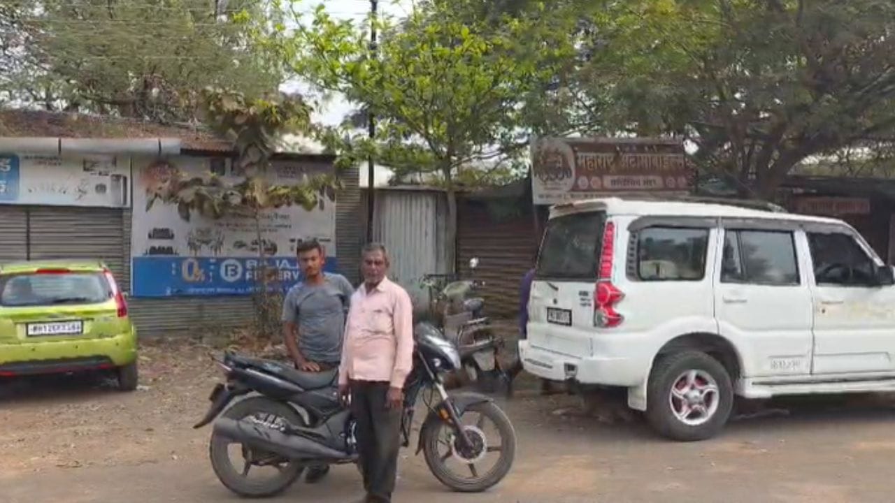 तेर गावातील ग्रामस्थ प्रचंड भावुक झाले असून, त्यांच्या डोळ्यात पाणी आलं आहे. अजित पवार यांच्या निधनामुळे शोककळा पसरली आहे.