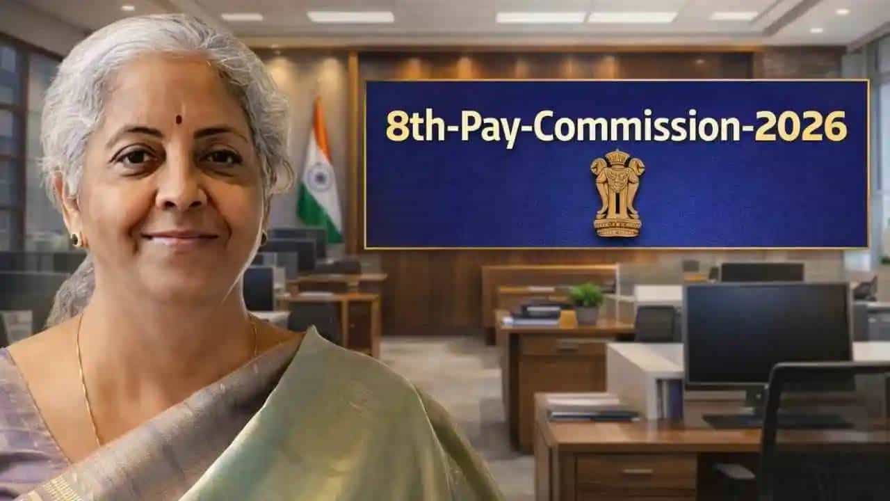 Salary Hike And Pension: 8 व्या वेतन आयोगाला गेल्यावर्षी सरकारने मंजूरी दिली होती. मागील वेतन आयोग नवीन वेतन धोरणानुसार संपुष्टात आला आहे. नवीन वेतन आयोग लागू होण्यास अजून दोन वर्षे लागतील. या कालावधीतील एरियस देण्यात येईल. नवीन वेतन आयोगामुळे कर्मचाऱ्यांच्या वेतनात मोठी वाढ होणार आहे. तर त्यांचे निवृत्ती वेतनही वाढेल.