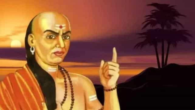 आचार्य चाणक्य हे अर्थशास्त्रातील महान तज्ज्ञ असल्याचे सांगितले जाते. अर्थशास्त्रासोबत त्यांना राजाकारणातही मोठे ज्ञान होते. त्यांनी रोजच्या जीवनात जगताना काय काळजी घेतली पाहिजे? याबाबतही काही सल्ले दिलेल आहेत.