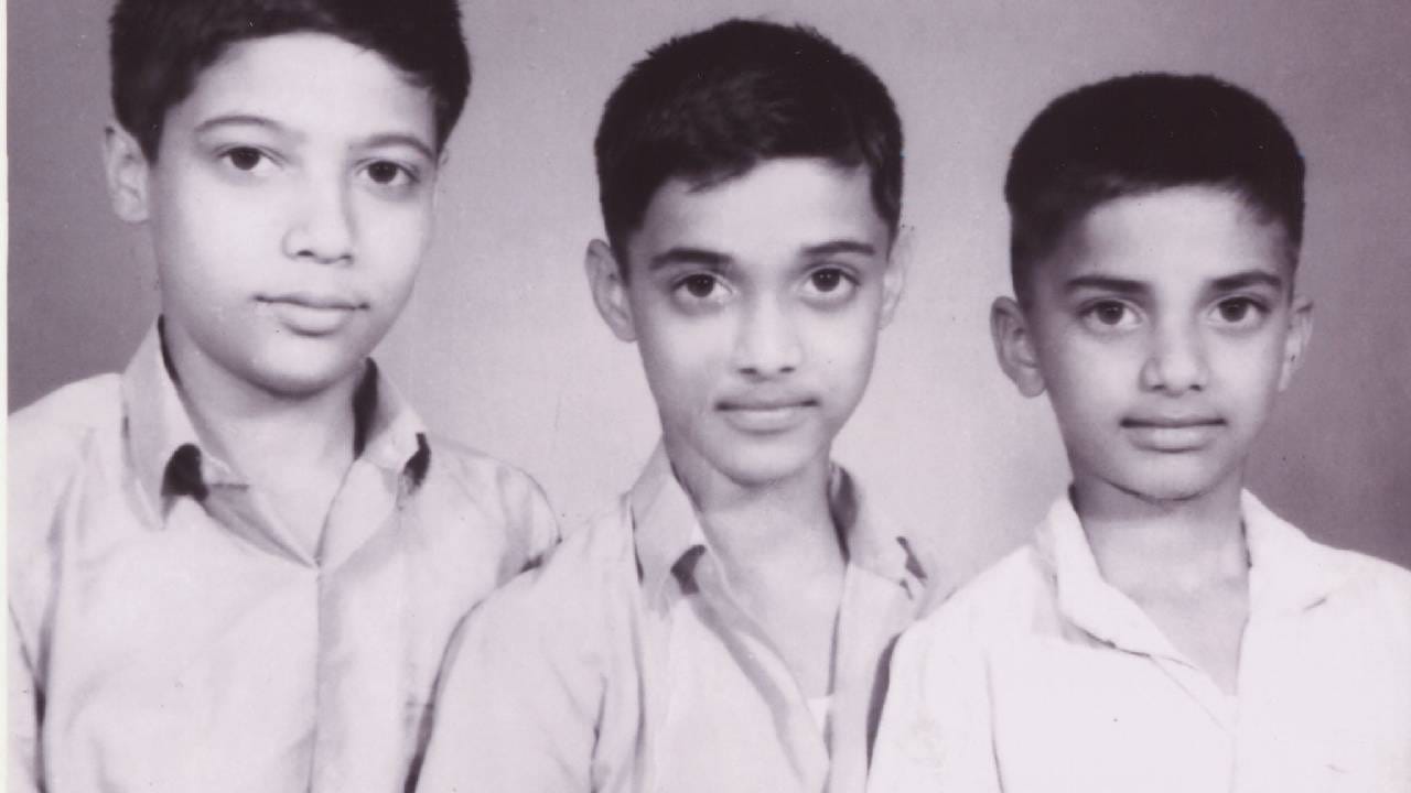 स्फोट होऊन विमानाने पेट घेतला. क्षणात ते आगीच्या ज्वाळांनी वेढलं गेलं आणि आणखी3-4 स्फोट झाले. बुधवारी सकाळी 8.45च्या सुमारास झालेल्या या अपघातामध्ये अजित पवार यांच्यासह त्यांचे वैयक्तिक सुरक्षा रक्षक विदीप जाधव, विमानाचे पायलट कॅप्टन सुमित कपूर, को-पायलवट शांभवी पाठक आणि फ्लाइट अटेंडंट पिंकी माली या पाचही जणांचा मृत्यू झाला. अजित पवार यांच्या अख्ख्या बारामतीवर आणि महाराष्ट्रावर शोककळा पसरली असू पवार कुटुंबियांवर तर दु:खाचा डोंगरच कोसळला आहे.( All Photos : Social Media)