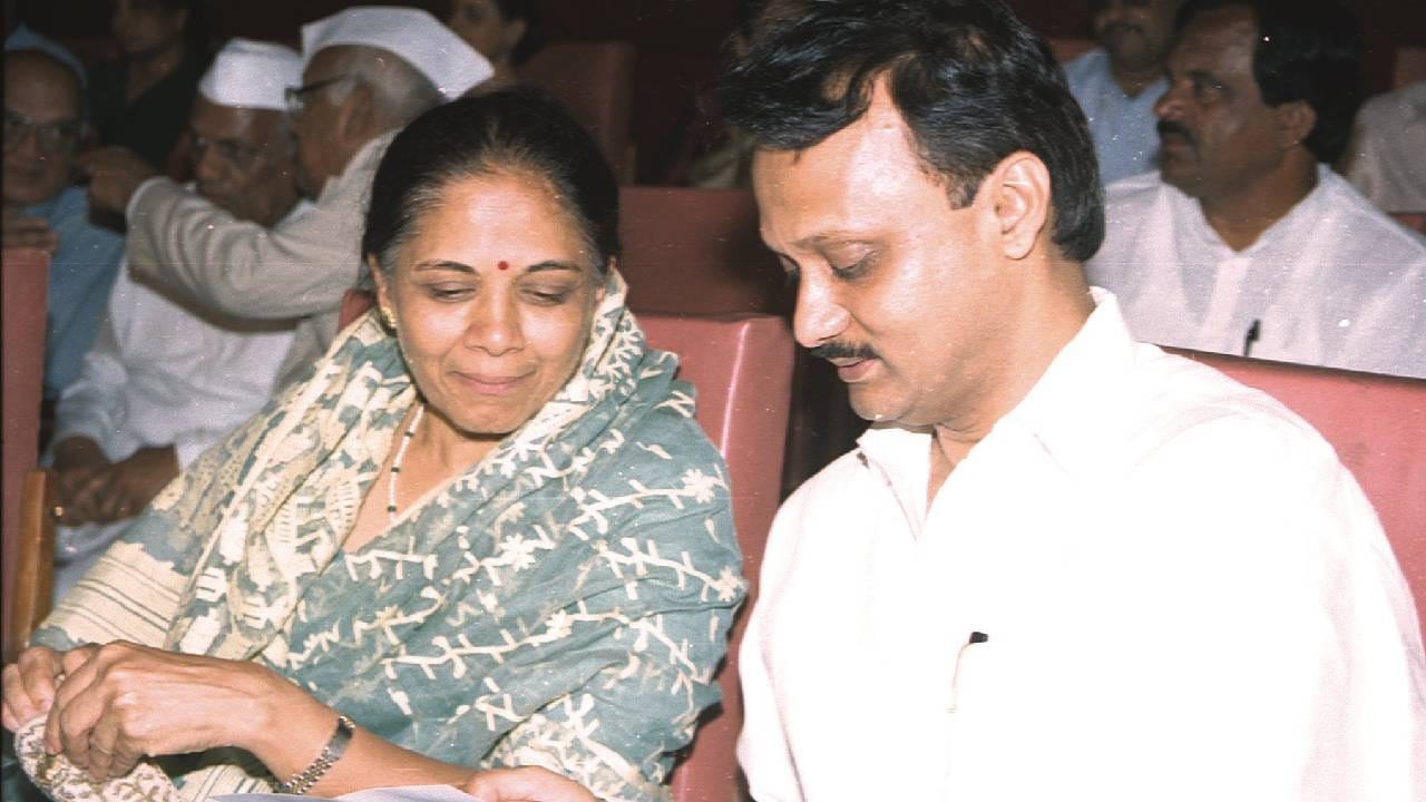 रोजच्या धकाधकीच्या जीवनातून वेळ काढून ते कुटुंबियांसोबतही वेळ घालवायचे. पवार कुटुंब प्रत्येक चांगल्या, वाईट प्रसंगी, प्रत्येक सणाला एकत्र येतंच.