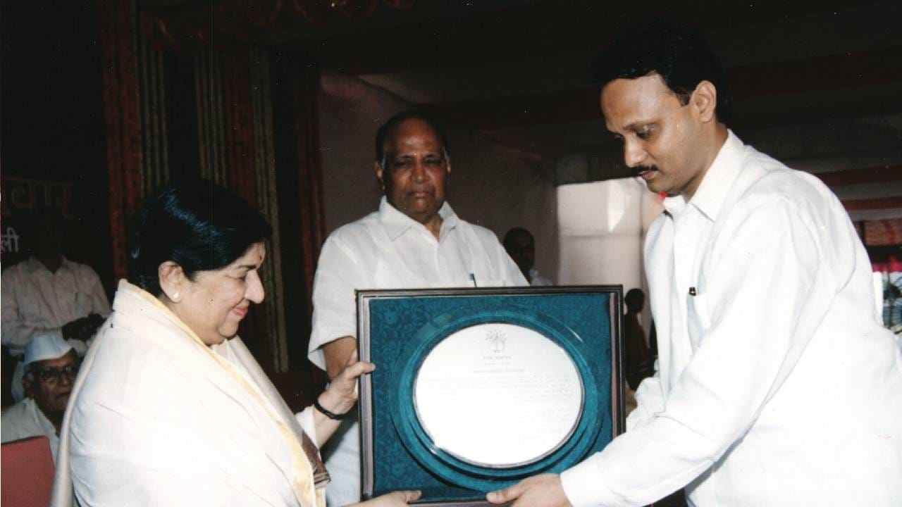 भारताच्या गानकोकिळा म्हटल्या जाणाऱ्या लता मंगेशकर यांच्यासह अजित पवार.. एका सोहळ्यातील हे दिलखुलास हास्य, शरद पवारही यावेळी उपस्थित होते. 