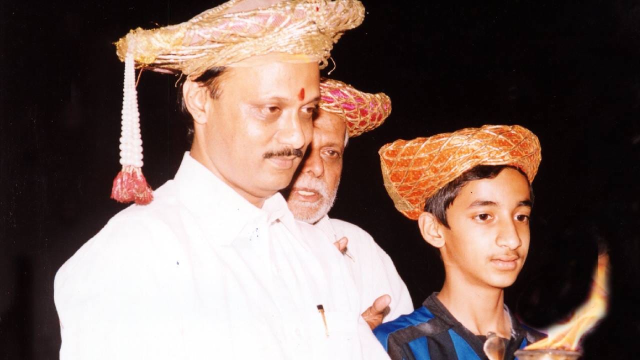 कुटुंबवत्सल अजित पवार.. राजकारणाच्या धकाधकीतही त्यांचं कुटुंबाकडे दुर्लक्ष झालं नाही. मुलांना घडवताना ते तितकेच सजग होते. मुलासह टिपलेला हा एक क्षण