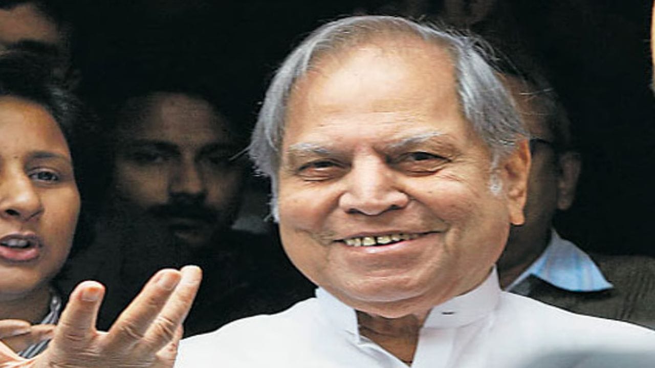 ए.आर. अंतुले हे भारतीय राष्ट्रीय काँग्रेसचे ज्येष्ठ नेते होते. त्यांनी राज्यस्तरावर मुख्यमंत्रीपदाव्यतिरिक्त केंद्र सरकारमध्ये आरोग्य मंत्री आणि अल्पसंख्याक कार्य मंत्री म्हणूनही काम पाहिलेले आहे.