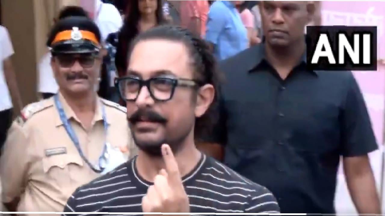 अभिनेता आमिर खान यानेही मुंबईत मतदानाचे कर्तव्य पूर्ण केलं. सर्वांनी घराबाहेर पडून मतदानाचा हक्क अवश्य बजावा, असं आवाहन त्याने महाराष्ट्रातील नागरिकांना केलं.