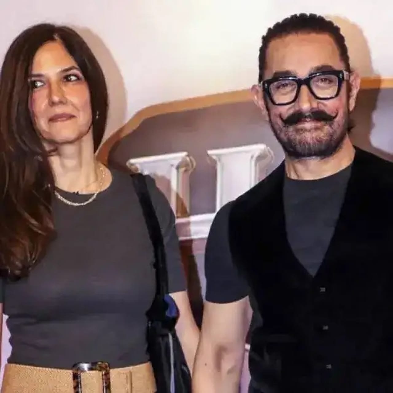 अभिनेता आमिर खान याने 60 व्या वाढदिवशी गर्लफ्रेंड गौरी हिच्याबद्दल सर्वांना सांगितलं. सितारे जमीन पर सिनेमाच्या स्क्रिनिंग दरम्यान, दोघांना एकत्र स्पॉट देखील करण्यात आलं. लेक आयरा खान हिच्या लग्नानंतर आमिर याने रिलेशनशिपचा खुलासा केला. 