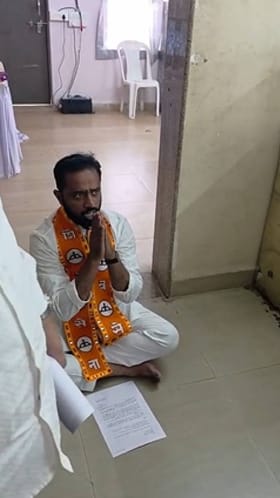 उमेदवाराचे निवडणूक अधिकाऱ्याच्या कार्यालयाबाहेर आंदोलन.