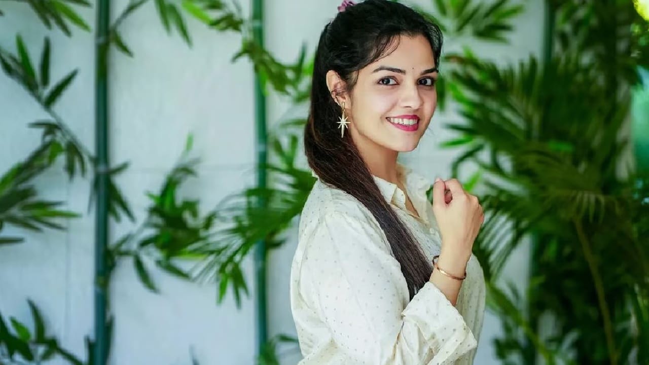 मराठी मनोरंजनसृष्टीतील प्रसिद्ध गायिका आणि अभिनेत्री आर्या आंबेकर सध्या सोशल मीडियावर चर्चेत आली आहे. आपल्या सुमधूर आवाजाने आणि सौंदर्याने प्रेक्षकांची मनं जिंकणारी आर्या यावेळी मात्र नेटकऱ्यांच्या ट्रोलिंगला सामोरी जात आहे. 