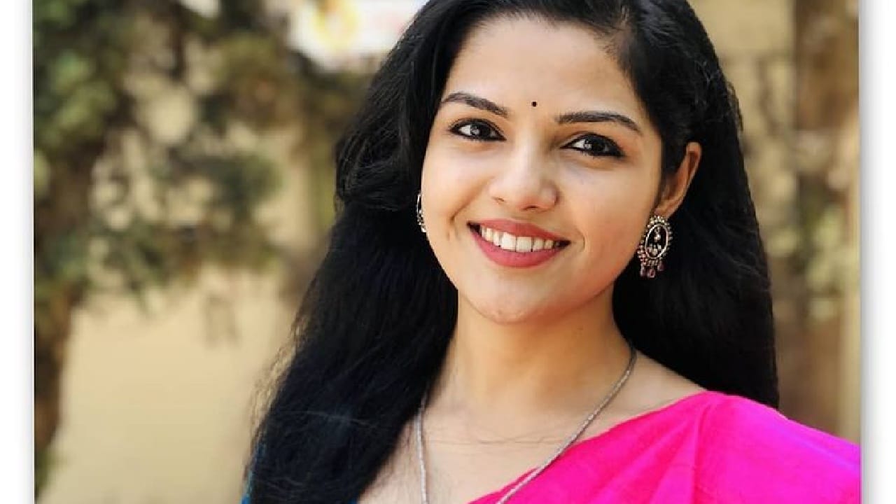 आर्या आंबेकर ही केवळ अभिनेत्रीच नाही तर एक अत्यंत लोकप्रिय गायिका देखील आहे. ‘सारेगमप लिटिल चॅम्प्स’ या कार्यक्रमाच्या माध्यमातून ती घराघरांत पोहोचली होती. तिच्या अभिनयासोबत ती तिच्या सौंदर्याने देखील प्रचंड चर्चेत असते. 