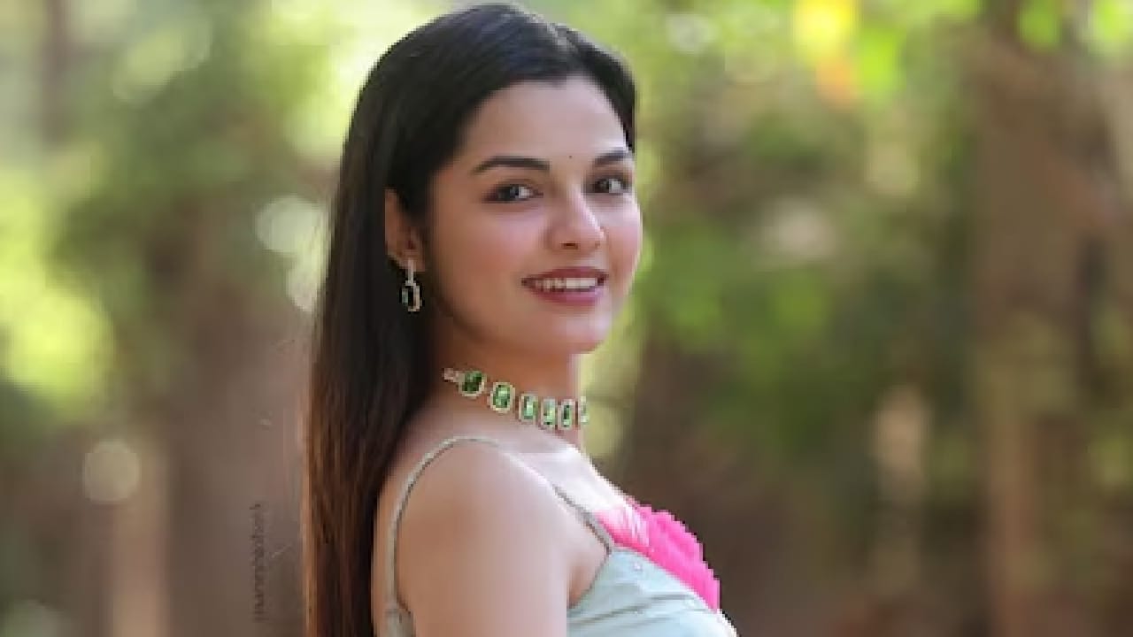 या फोटोद्वारे तिने चाहत्यांना आपल्या पहिल्या चित्रपटाच्या आठवणी सांगितल्या. मात्र, या पोस्टमधील कॅप्शन तिने इंग्रजी भाषेत लिहिल्याने काही नेटकऱ्यांनी तिच्यावर टीका केली.