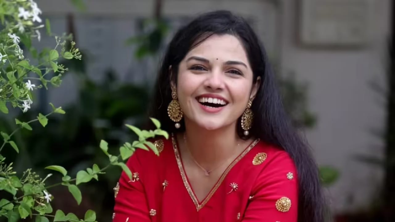 या पोस्टनंतर अनेक चाहत्यांनी आर्याचे कौतुक केलं असलं तरी काही नेटकऱ्यांनी मात्र तिला ट्रोल करण्यास सुरुवात केली. 'इंग्लिशमध्ये मजकूर लिहिल्याशिवाय आपण सेलिब्रिटी झालो आहोत असं वाटत नाही का?' मराठी कलाकार असून मराठीत पोस्ट का नाही? अशा कमेंट्स आर्याच्या पोस्टखाली पाहायला मिळत आहेत. 