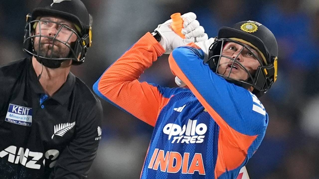 अभिषेक शर्मा आता टी20 आंतरराष्ट्रीय सामन्यांमध्ये सर्वाधिक गोल्डन डक मिळवणाऱ्या भारतीय सलामीवीरांच्या यादीत सामील झाला आहे. केएल राहुल आणि संजू सॅमसन यांनीही प्रत्येकी दोनदा ही कामगिरी केली आहे. दरम्यान रोहित शर्मा तीन गोल्डन डकसह यादीत आघाडीवर आहे. (फोटो- BCCI Twitter)