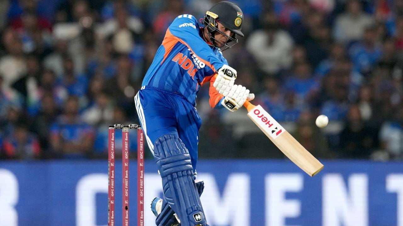 टी20 आंतरराष्ट्रीय सामन्यांमध्ये डावाच्या पहिल्याच चेंडूवर बाद होणाऱ्या भारतीय सलामीवीरांच्या नकोशा यादीत अभिषेक शर्मा सामील झाला आहे. या यादीत केएल राहुल, पृथ्वी शॉ, रोहित शर्मा आणि संजू सॅमसन यांचा समावेश आहे. मागील सामन्यात डावाच्या पहिल्याच चेंडूवर संजू सॅमसन बाद झाला होता. (फोटो- BCCI Twitter)