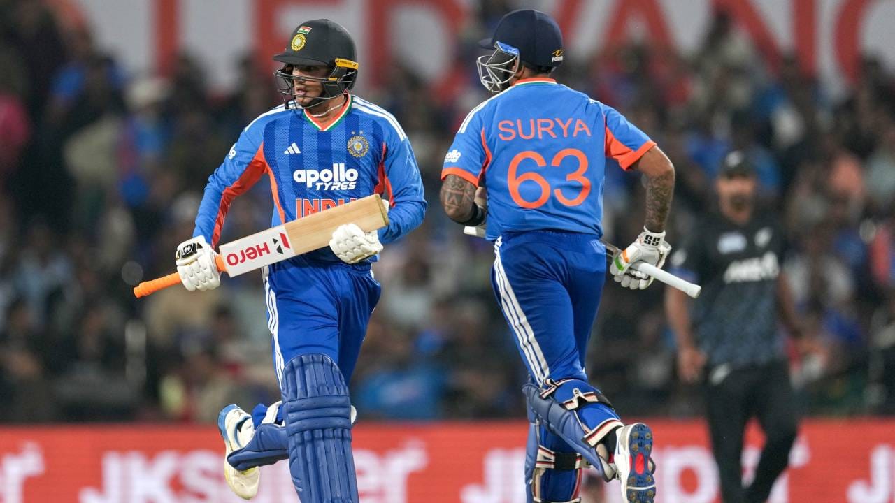 पहिल्या आणि तिसऱ्या सामन्यात अभिषेकने स्फोटक फलंदाजी केली होती. तर दुसऱ्या आणि चौथ्या सामन्यात पहिल्याच चेंडूवर बाद झाला. मालिकेतील हा त्याचा दुसरा गोल्डन डक आहे. उर्वरित दोन सामन्यांमध्ये त्याने 35 चेंडूत 84 धावा आणि 20 चेंडूत 68 धावा केल्या आहेत. (फोटो- BCCI Twitter)