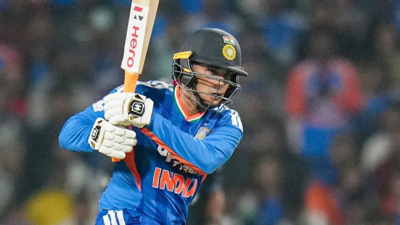 न्यूझीलंडचा वेगवान गोलंदाज मॅट हेन्रीने त्याला ऑफ स्टंपच्या बाहेर चेंडू टाकला. या चेंडूवर अभिषेकने मोठा शॉट खेळण्याचा प्रयत्न केला. पण फटका हवा तसा लागला नाही आणि झेलबाद झाला. यासोबत अभिषेकने एकाच वेळी दोन लाजिरवाणे विक्रम नावावर केले आहेत. (फोटो- PTI)