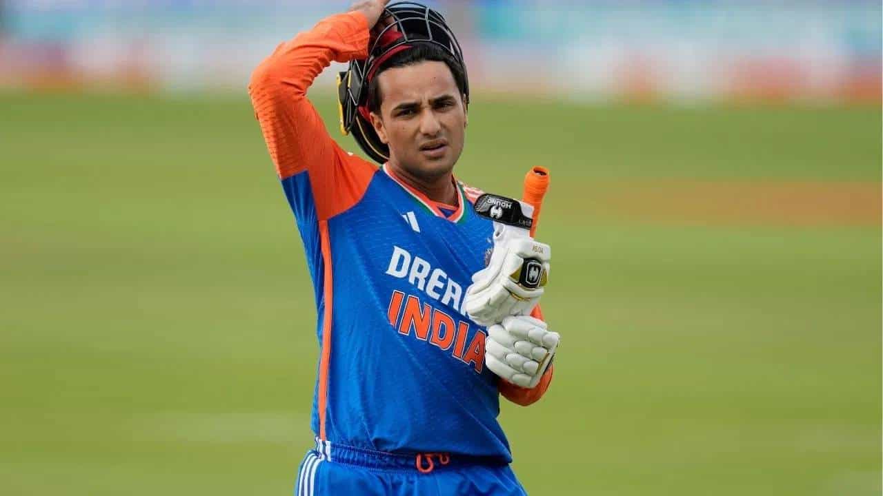न्यूझीलंडविरुद्धच्या टी20 मालिकेतील चौथ्या सामन्यात टीम इंडियाचा स्फोटक फलंदाज अभिषेक शर्मा स्वस्तात बाद झाला. त्याला खातंही खोलता आलं नाही. विशाखापट्टणम येथील एसीए-व्हीडीसीए क्रिकेट स्टेडियमवर अभिषेक पहिल्याच चेंडूवर बाद झाला. अभिषेक शर्मा गोल्डन डकवर पॅव्हेलियनमध्ये परतला. (फोटो- PTI)