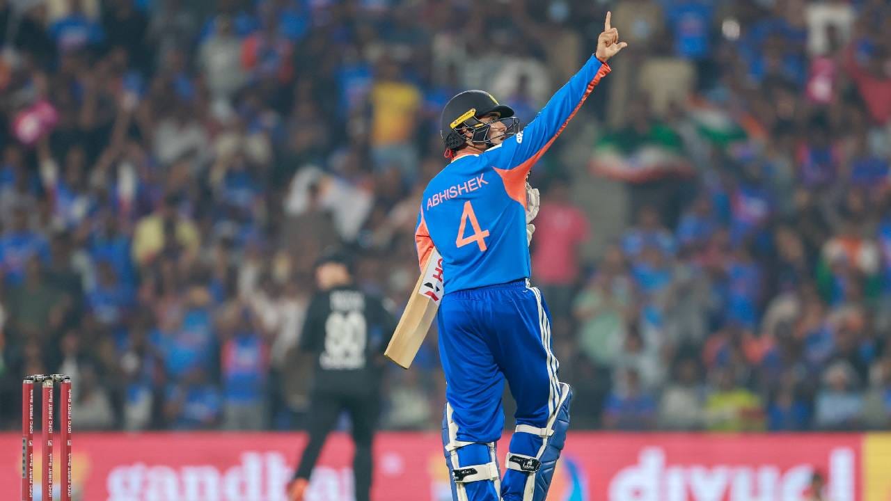 रोहित शर्माने न्यूझीलंड विरूद्ध टी20 मालिकेत सर्वाधिक षटकार मारले होते. त्याने एका टी20 मालिकेत 10 षटकार मारले होते. अभिषेक शर्माने आता त्याला मागे टाकत 13 षटकारांसह अव्वल स्थान गाठलं आहे. (Photo- BCCI Twitter)