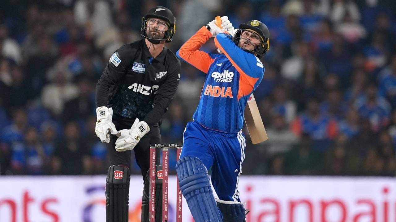 अभिषेक शर्माने 14 चेंडूत 5 चौकार आणि 4 षटकार मारत अर्धशतक पूर्ण केलं. यावेळी त्याचा स्ट्राईक रेट हा 364.29 चा होता. भारताकडून टी20 क्रिकेटमध्ये झळकावलेलं दुसरं वेगवान शतक आहे. 12 चेंडूत अर्धशतक ठोकण्याचा रेकॉर्ड युवराज सिंगच्या नावावर आहे. (Photo- BCCI Twitter)