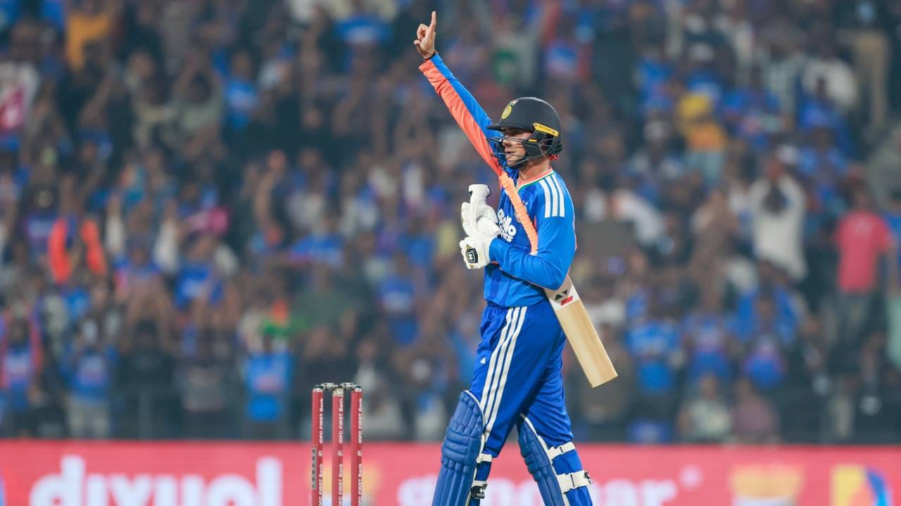 गुवाहाटी येथे झालेल्या मालिकेतील तिसऱ्या सामन्यात अभिषेकने फक्त 14 चेंडूत अर्धशतक झळकावलं. डावखुरा फलंदाज इशान किशनचा विक्रम अवघ्या 48 तासांत मोडत भारतासाठी दुसरे सर्वात जलद अर्धशतक झळकावण्याचा मान मिळवला. (Photo- BCCI Twitter)