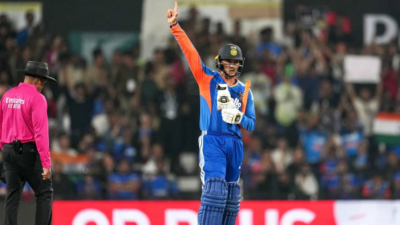 न्यूझीलंडविरुद्धच्या तिसऱ्या टी20 सामन्यात अभिषेक शर्माचा झंझावात पुन्हा एकदा दिसून आला. अभिषेक शर्मा न्यूझीलंडच्या गोलंदाजांवर तुटून पडला होता. त्यामुळे कुठे चेंडू टाकायचा असा प्रश्न न्यूझीलंडच्या गोलंदाजांना पडला होता. (Photo- BCCI Twitter)