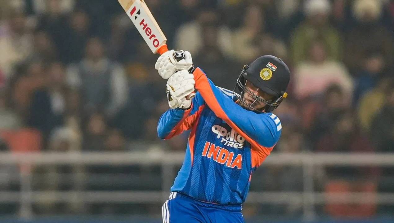 न्यूझीलंडविरुद्धच्या पहिल्या टी20 सामन्यात अभिषेक शर्माचं वादळ घोंघावलं. त्याने नागपूरच्या विदर्भ क्रिकेट असोसिएशन स्टेडियममध्ये चौकार-षटकारांचा वर्षाव केला. त्याने फक्त 35 चेंडूत 84 धावांची खेळी केली. त्याचं शतक फक्त 16 धावांनी हुकलं. पण पाच विक्रम आपल्या नावावर केले. (PHOTO CREDIT- PTI)