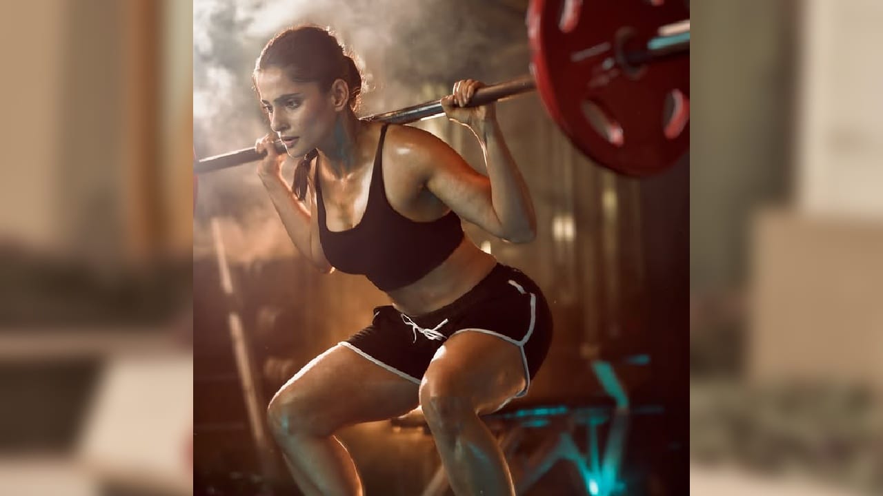 अशीच एक अभिनेत्री जिने नवीन वर्षाची सुरुवातीलाच तिचे काही फिटनेसचे फोटो शेअर करून सोशल मीडियावर धुमाकूळ घातला. जिचे नाव प्रिया बापट आहे. 