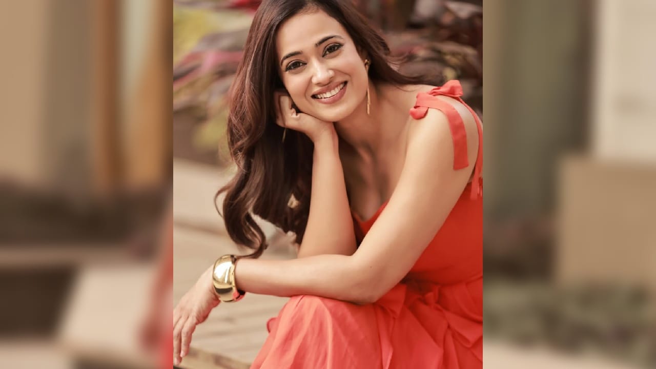 तिचा हा लाल रंगाच्या ड्रेसमधील लूक चाहत्यांना आकर्षित करत असून यामधील तिची क्यूट स्माईल चाहत्यांना वेड लावत आहे.