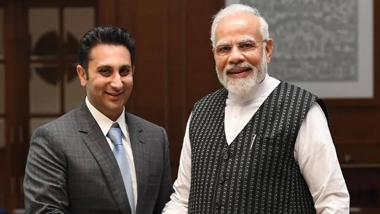 आरसीबी संघ घेण्यासाठी अनेकांना इच्छा प्रकट केली आहे. यात फार्मा उद्योगपती अदार पूनावाला यांचं नावही आहे. पूनावाला यांनी सोशल मीडियावर ही माहिती दिली होती. तसेच आरसीबीसाठी मोठी बोली लावण्याबाबतही सांगितलं होतं. (फोटो-पीटीआय)