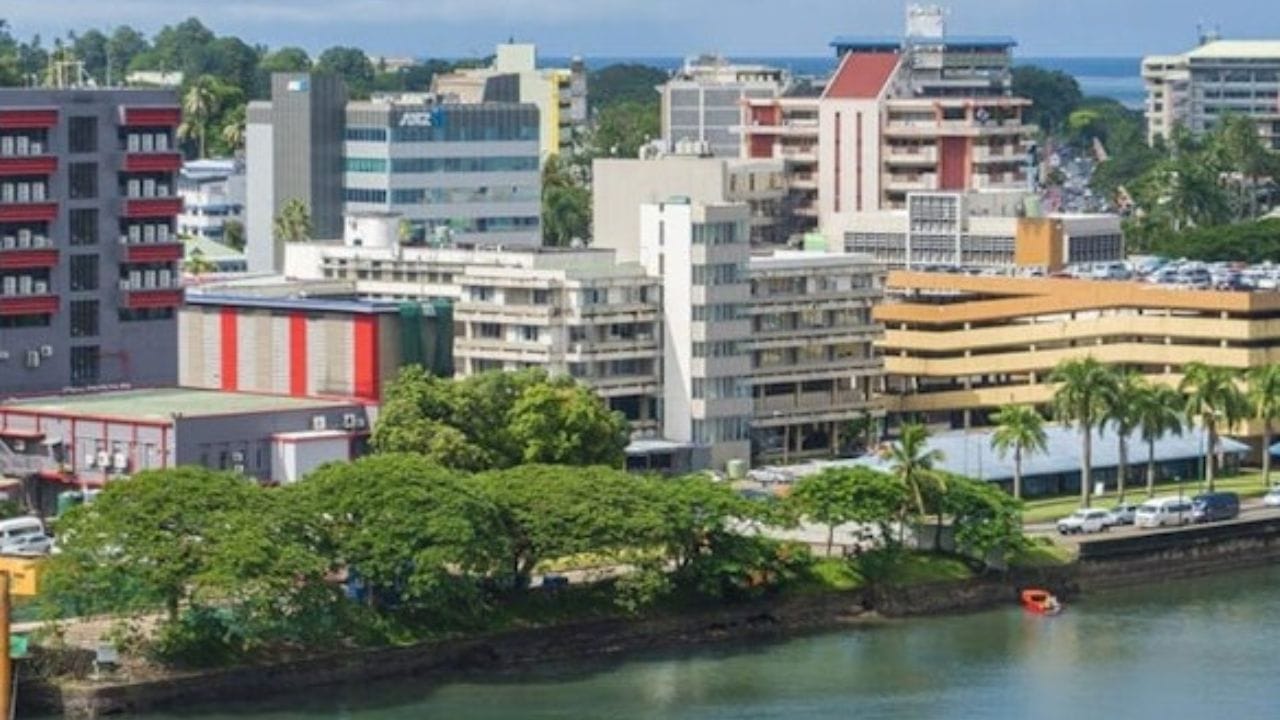 फिजी ( Fiji)- स्थलांतरीत भारतीयांमुळे फिजीत हिंदी खूप प्रसिद्ध आहे. आजही इंडो-फिजीयन ग्रुप हिंदी भाषेचा येथील अनेक घरात आणि सामाजिक स्तरात वापर केला जात आहे.