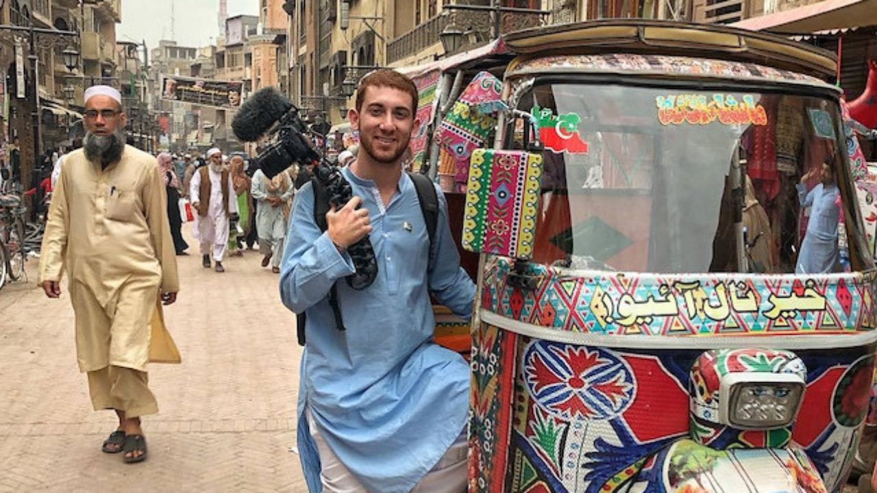 पाकिस्तान ( Pakistan ) - हिंदी पाकिस्तानात जास्त बोलली जात नसली तर तेथील लोकांना हिंदी चांगली समजते. उर्दू भाषेशी हिंदीचे साधर्म्य असल्याने आणि उर्दू पाकिस्तानची ही राष्ट्रभाषा असल्याने तसेच येथे बॉलीवूड चित्रपटांचे चाहते प्रचंड असल्याने हिंदी भाषा पाकिस्तानात प्रसिद्ध आहे. 