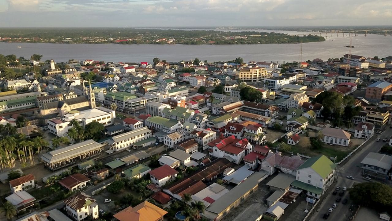 सुरीनाम ( Suriname ) -  दक्षिण अमेरिका खंडाच्या उत्तरेला असलेला सुरीनाम देशात हिंदी भाषेशी मूळ असलेले लोक आहेत. त्यामुळे इंडो-सुरीनाम कुटुंबात आणि कल्चरलमध्ये हिंदी भाषेला महत्व आहे. 2012 च्या जनगणनेनुसार, हिंदुंची संख्या 22.3% आहे.