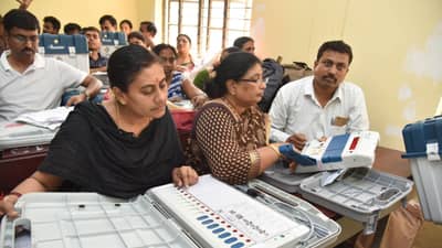 मयत शिक्षकांना निवडणुकीची ड्युटी, स्वर्गात कोण ऑर्डर पोहोचवणार? प्रशासनाच्या गोंधळावर संघटना संतापली