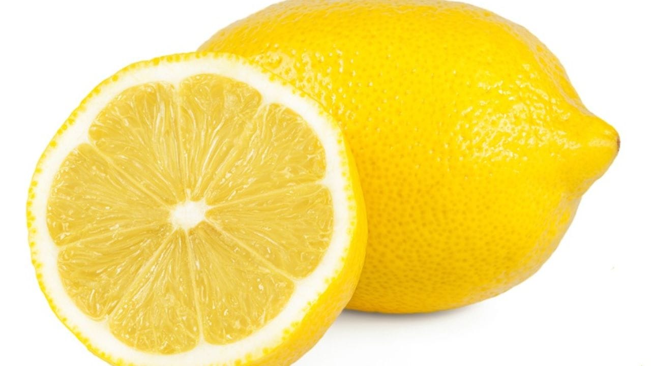 लेमन आणि एलोव्हेरा - केस गळती कमी करण्यासाठी २ चमचे एलोव्हेरा जेलमध्ये १ चमचे लिंबूचा रस मिक्स करुन केसांना लावा. लिंबूतील विटामिन सी केसांची गळती रोखतो.