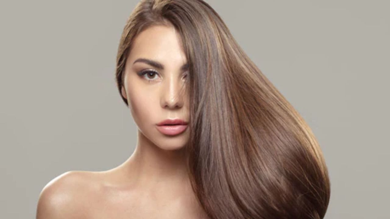 ग्रीन टी आणि एलोव्हेरा : केसांची ग्रोथ आणि हेल्दी लूकसाठी १ कप ग्रीन टी आणि १ कप एलोव्हेरा जेल मिक्स करुन केसांना लावावे, हा पॅक हेअर ग्रोथ वाढवतो.केसांना पोषण देण्यास मदत करतो.