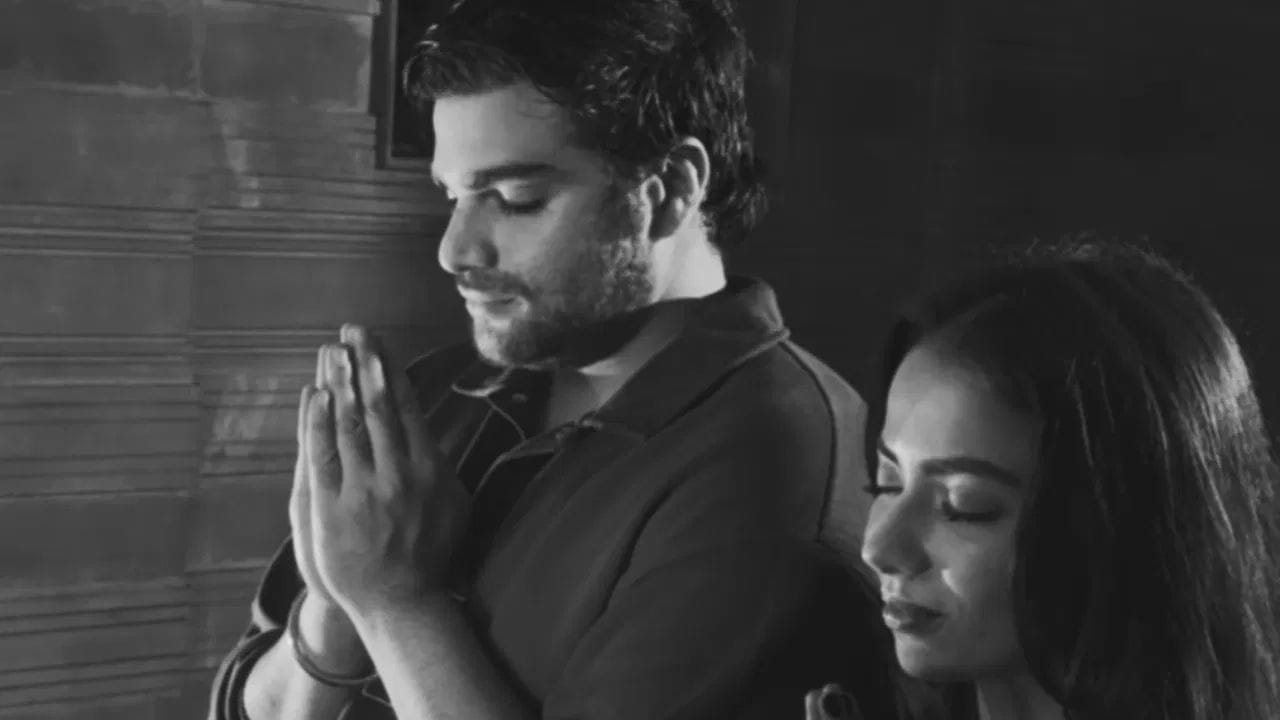 सलमान खान याची बहिण अलवीरा अग्निहोत्री हीचा मुलगा अयान अग्निहोत्री याने त्याची गर्लफ्रेंड टीना रिझवानी हिच्याशी  त्यांचा साखरपुडा झाला असून लग्नही ठरले आहे. ही गुड न्यूज 3 जानेवारी रोजी अयान अग्निहोत्री याने स्वत: फोटो शेअर करत दिली आहे.अयान याने त्याच्या सोशल मीडियावर प्रपोजलची सुंदर फोटो शेअर केले आहेत. या कपलची 2026 ची सुरुवात एका नव्या चॅप्टरने केली आहे.