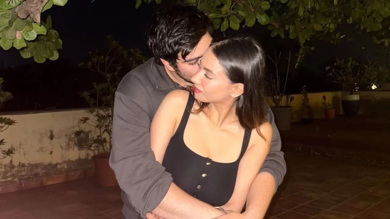 व्यावसायिक आणि संगीतकार अयान अग्निहोत्री याने त्याच्या इंस्टाग्राम अकाऊंटवर फोटो शेअर करत लिहीलेय की, '2025 मध्ये त्याच्या गर्लफ्रेंडला मागे सोडत आहे'.अयान याने कॅप्शनमध्ये ही अनाऊन्समेंट एक मजेशीर पोस्टद्वारे केली आहे. त्यामुळे चाहत्यांचे लक्ष याकडे गेले आहे.