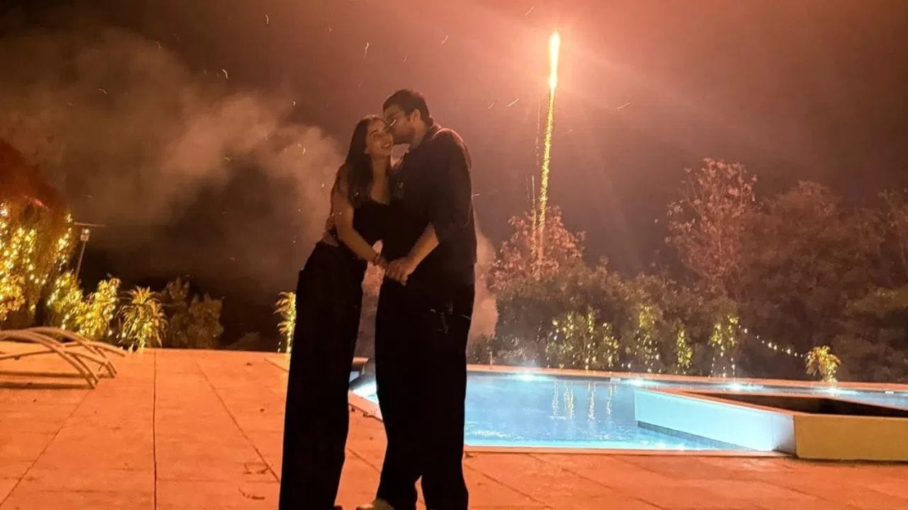 अयान याने इंस्टाग्रामवर त्याच्या गर्लफ्रेंड सोबत इंटीमेट एंगेजमेंटची झलक दाखवली आहे. या फोटोत तो त्याच्या वाग्दत्त वधू सोबत दिसत आहे. त्याच्या बॅकग्राऊंडला फटाके फुटताना दिसत आहेत. या क्यूट फोटोत टीना रिझवानी तिची एंगेजमेंट रिंग फ्लॉन्ट करताना दिसत आहे. 