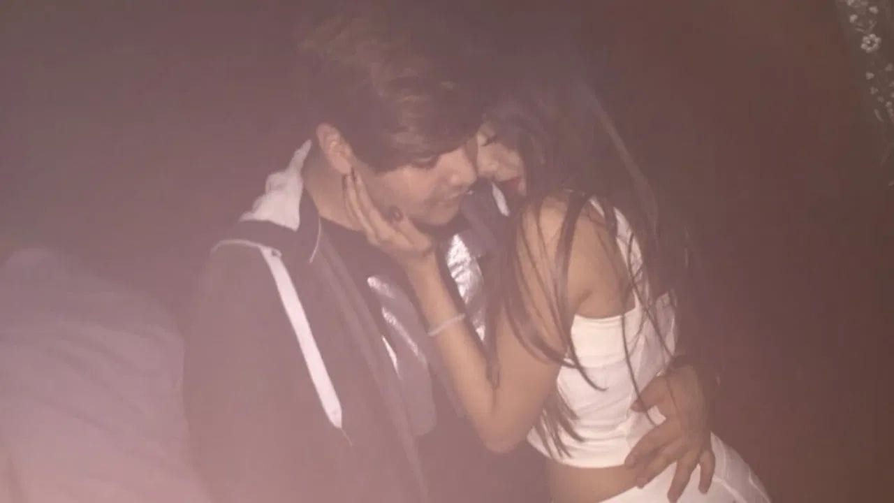  अयान याच्या या पोस्टनंतर लागलीच त्याचे चाहत्यांनी  कमेंट सेक्शनमध्ये शुभेच्छाचा पाऊस पाडला आहे. अयान अग्निहोत्री यांच्या पोस्टवर सोनाक्षी सिन्हा, झहीर इक्बाल आणि मलायका अरोरा सारख्या स्टार्सने वेगवेगळ्या शब्दात शुभेच्छा दिल्या आहेत. 