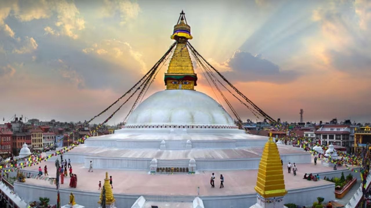 नेपाळ : भारतीयांसाठी व्हिसा फ्री देशाचा विचार करता नेपाळसारखा आपला शेजारील देश पहिला आठवतो. हा देश नैसर्गिक सौदर्याने भरलेला आहे. आणि आध्यात्मिक ट्रिपसाठी देखील हा एक चांगला देश आहे. येथे चितवन नॅशनल पार्क, पून हिल्स, फेवा तलाव, पोखरा, अन्नपूर्णा पर्वत श्रृंखला, तंगसे शहर सारख्या जागा फिरण्यासाठी आहेत. धार्मिक स्थळात जनकपूर (सीता मातेची जन्मभूमी मानली जाते), लुंबिनी (गौतम बुद्धांचे जन्मस्थान), माया देवी मंदिर, पशुपतीनाथ मंदिर, स्वयंभूनाथ स्तूप, सिद्ध बाबा मंदिर, दरबार स्क्वॉयर सारख्या धार्मिक स्थळांवर जाऊ शकता.येथे तुम्ही पॅराग्लायडिंगचा रोमांचही अनुभवू शकता.